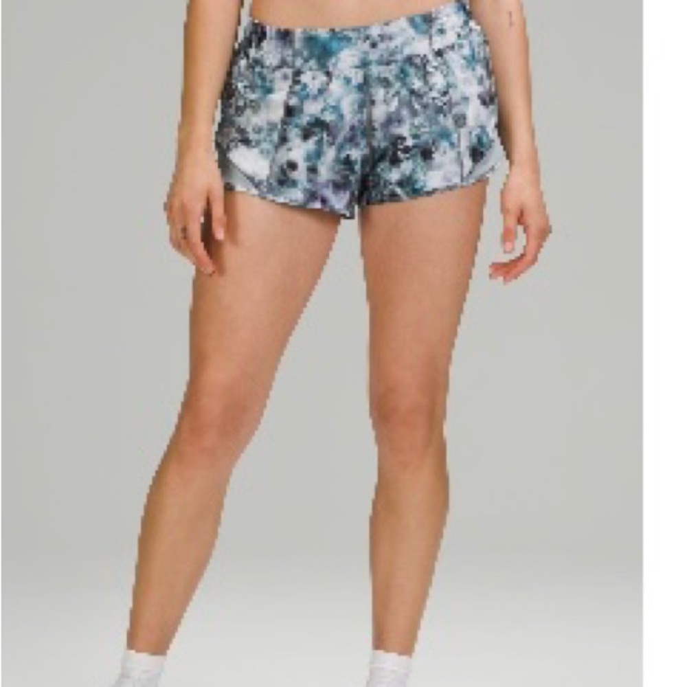 hotty hot lululemon shorts! 2.5 inch size 10